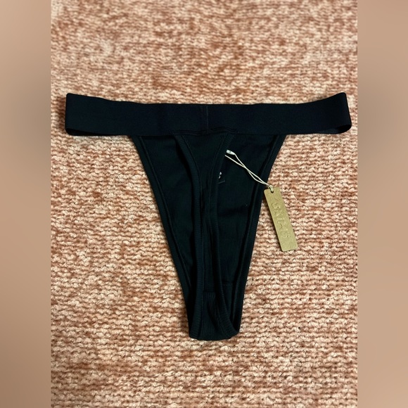 SKIMS by Kim K thong - Picture 3 of 3